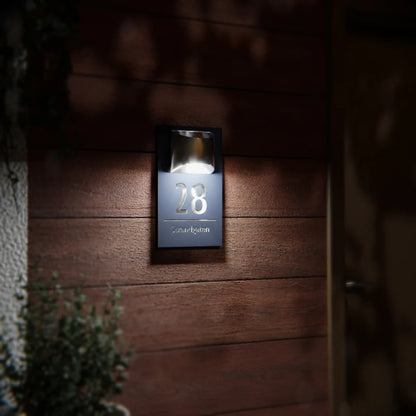 Klynero HausLume – Personalisiertes Hausnummernschild mit Solarlicht