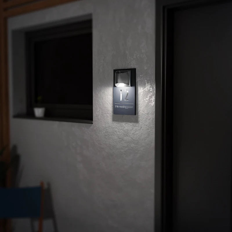 Klynero HausLume – Personalisiertes Hausnummernschild mit Solarlicht